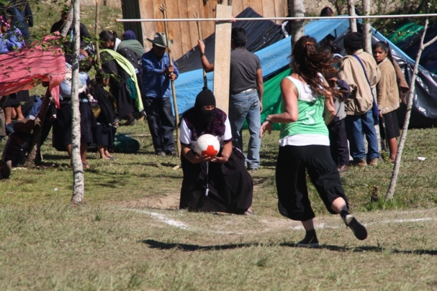 Mujeres zapatistas jugando a fútbol.